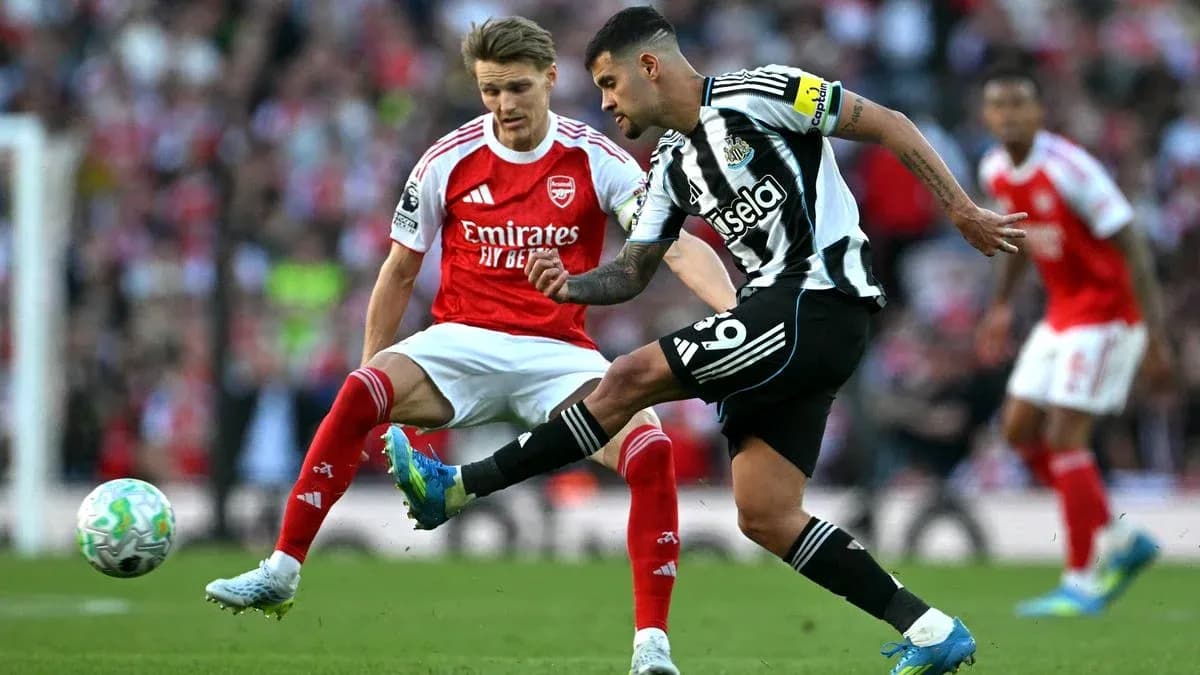 Jugador de Newcastle chutando el balón frente a Arsenal