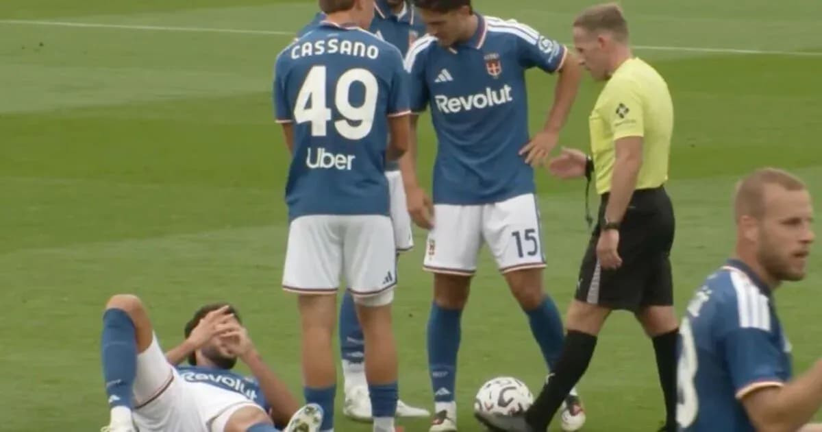 Jugadores rodeando a un compañero caído en el campo