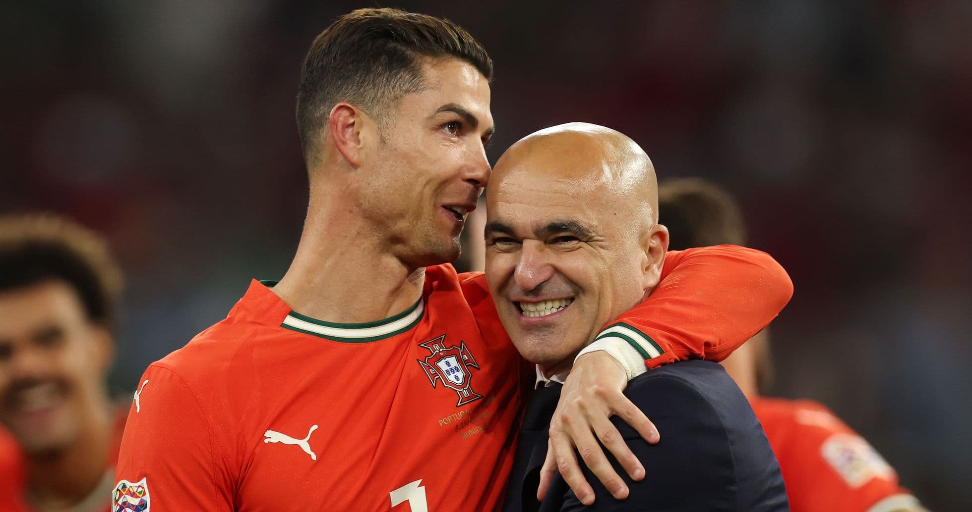 Cristiano Ronaldo y Roberto Martínez abrazados tras el partido