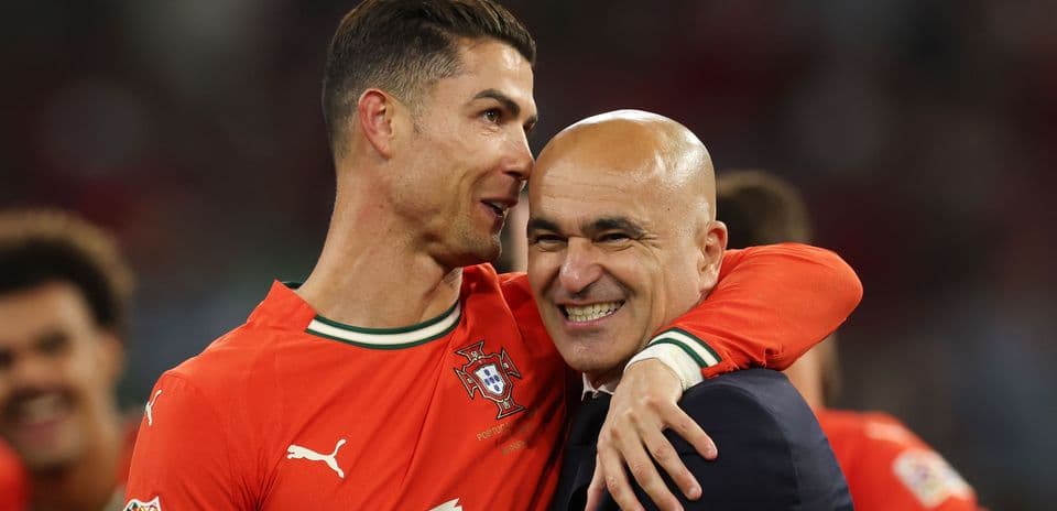 Cristiano Ronaldo y Roberto Martínez abrazados tras el partido