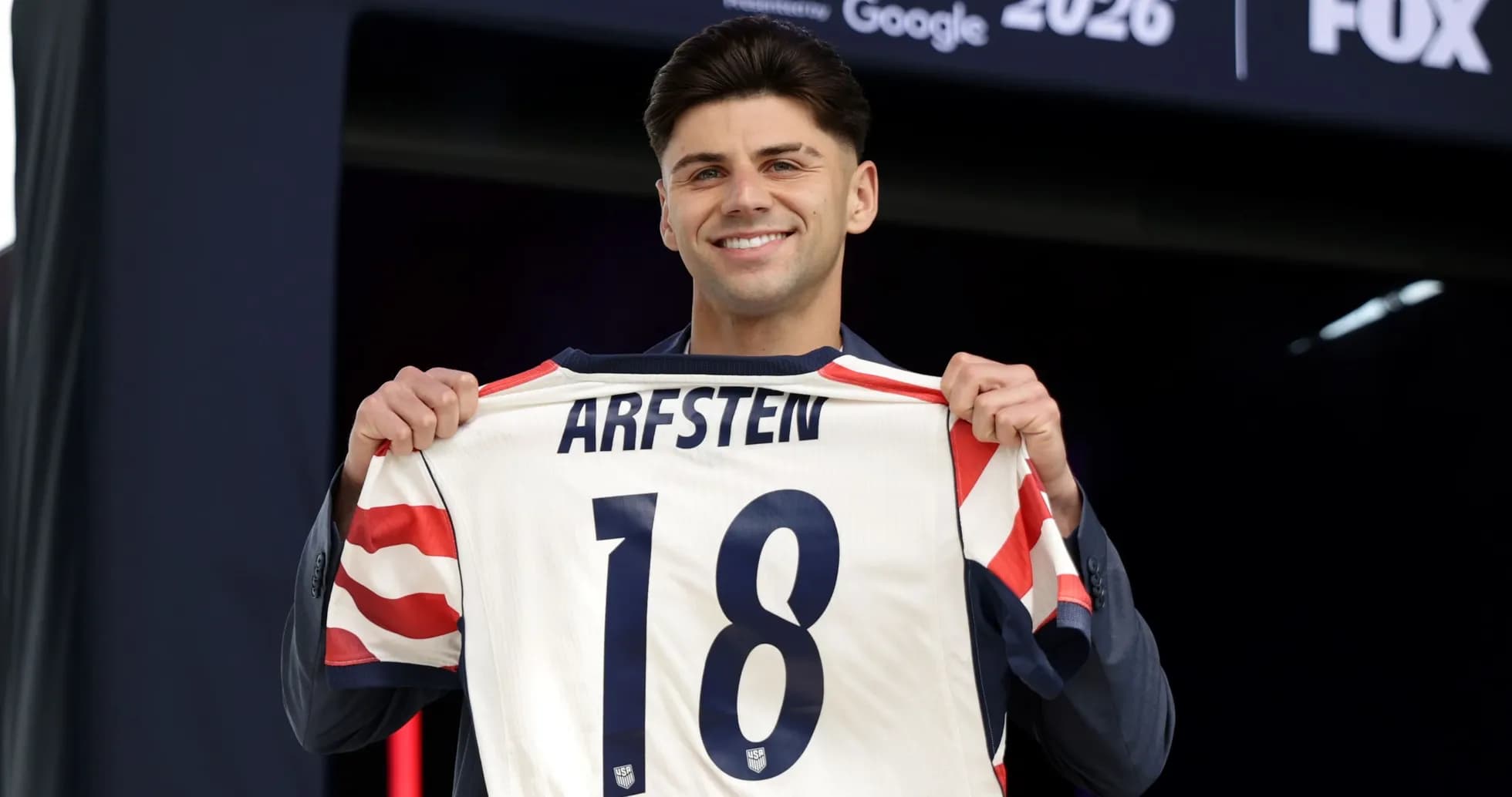 Jugador presenta camiseta con nombre Arfsten y número 18