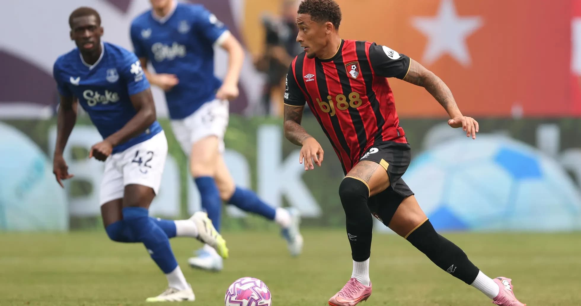 Jugador de Bournemouth avanzando con el balón durante partido