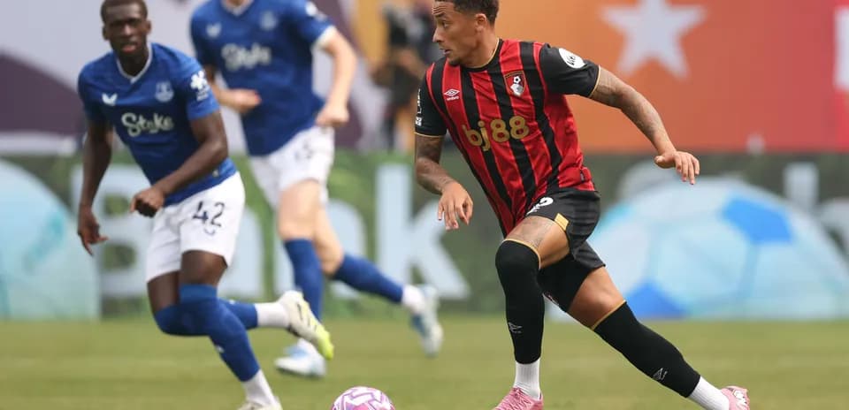 Jugador de Bournemouth avanzando con el balón durante partido