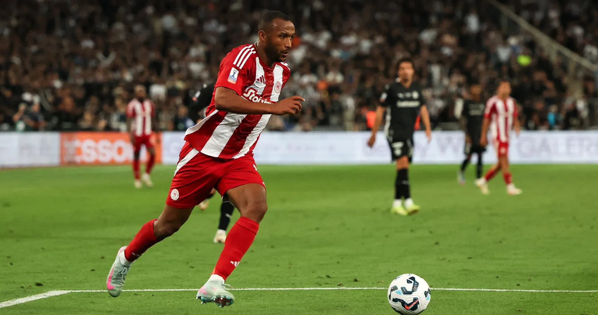 Jugador de Olympiakos corriendo tras el balón en el partido