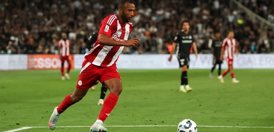 Jugador de Olympiakos corriendo tras el balón en el partido