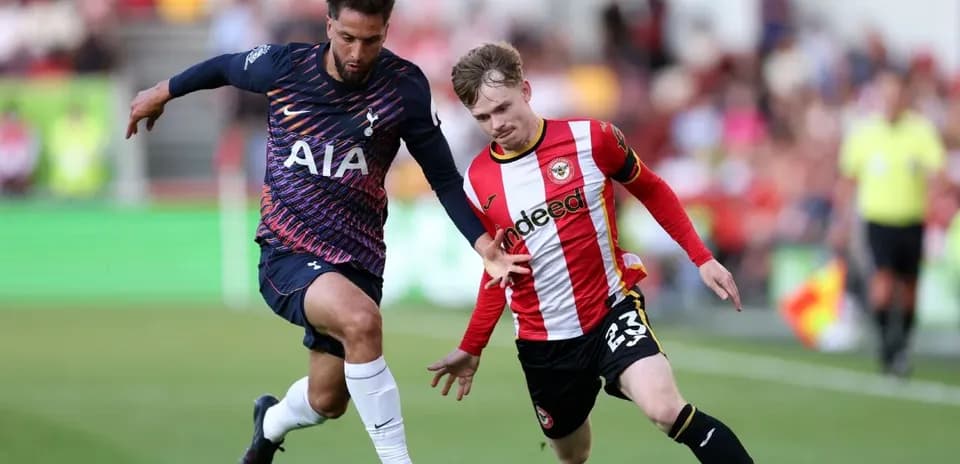 Dos jugadores compitiendo en el partido