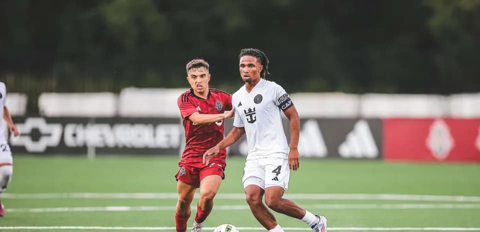 Jugador de Inter Miami II controlando el balón
