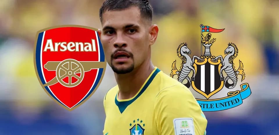 Jugador de Brasil con logotipos de Arsenal y Newcastle