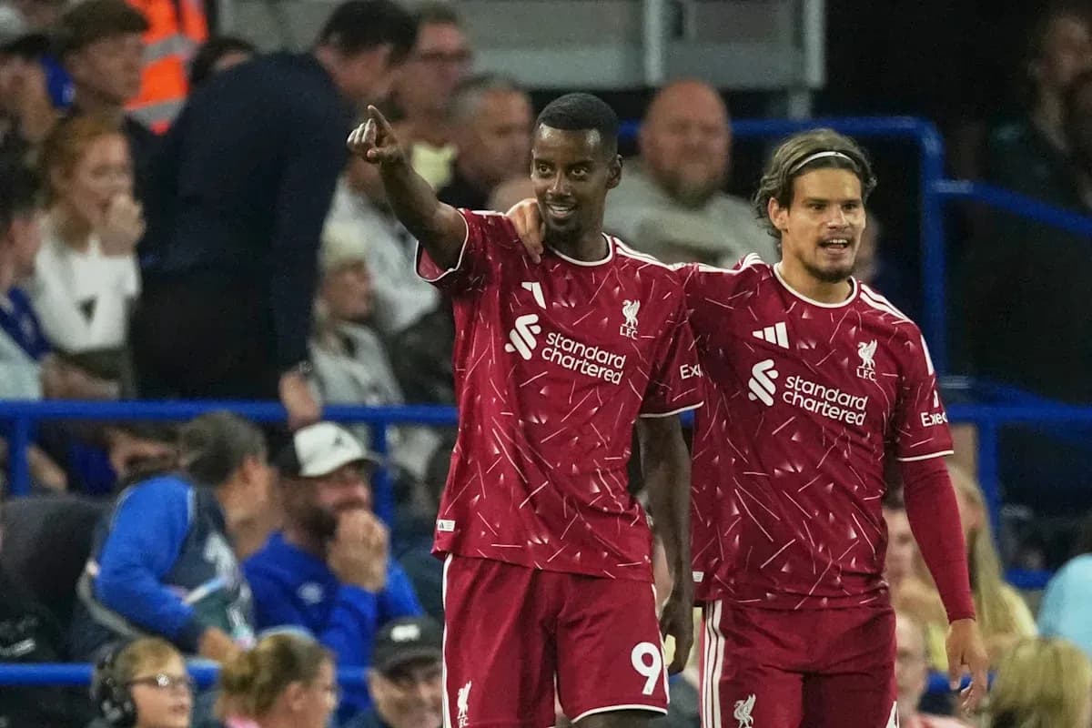 Jugadores de Liverpool celebrando un gol en el partido