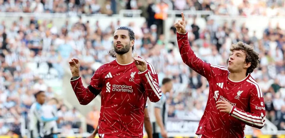 Jugadores de Liverpool celebrando un gol en partido