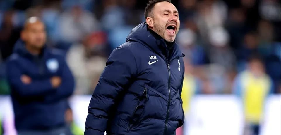 Entrenador gritando desde la línea de banda