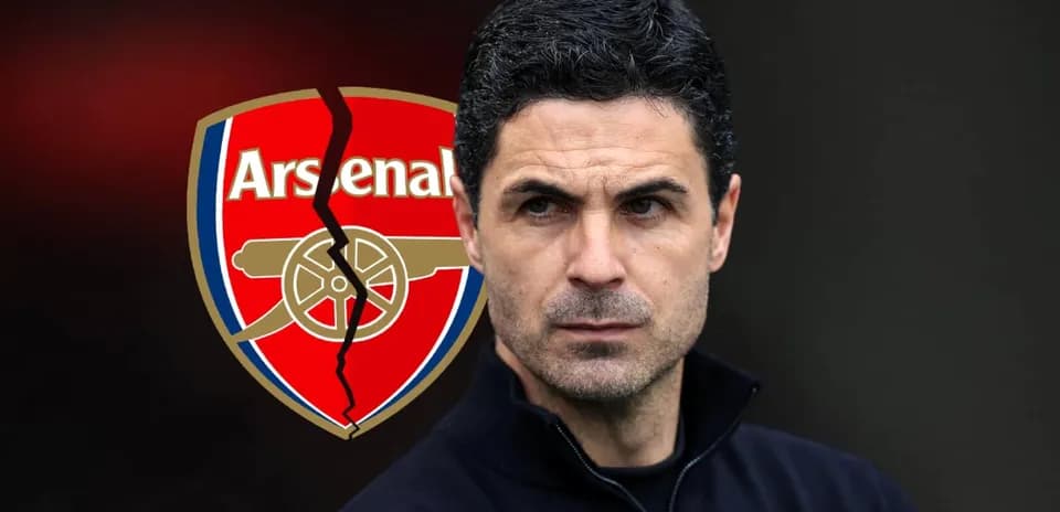 Entrenador con fondo del escudo de Arsenal roto