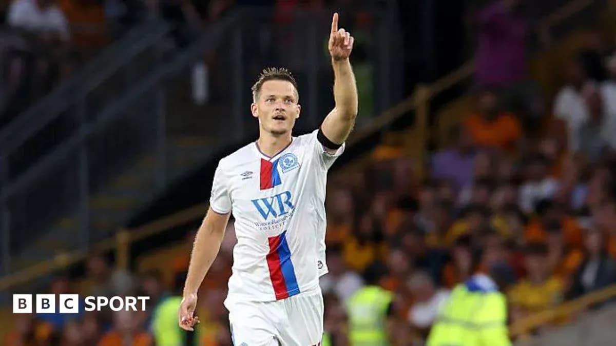 Jugador señalando al público tras marcar un gol