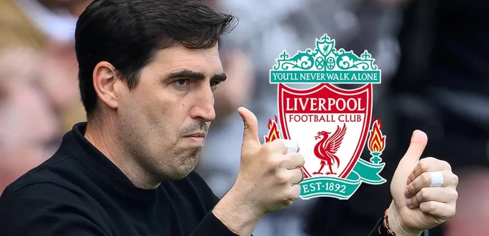 Entrenador mostrando pulgar arriba con escudo de Liverpool