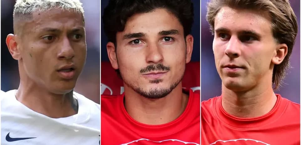 Tres jugadores de fútbol en camisetas de entrenamiento