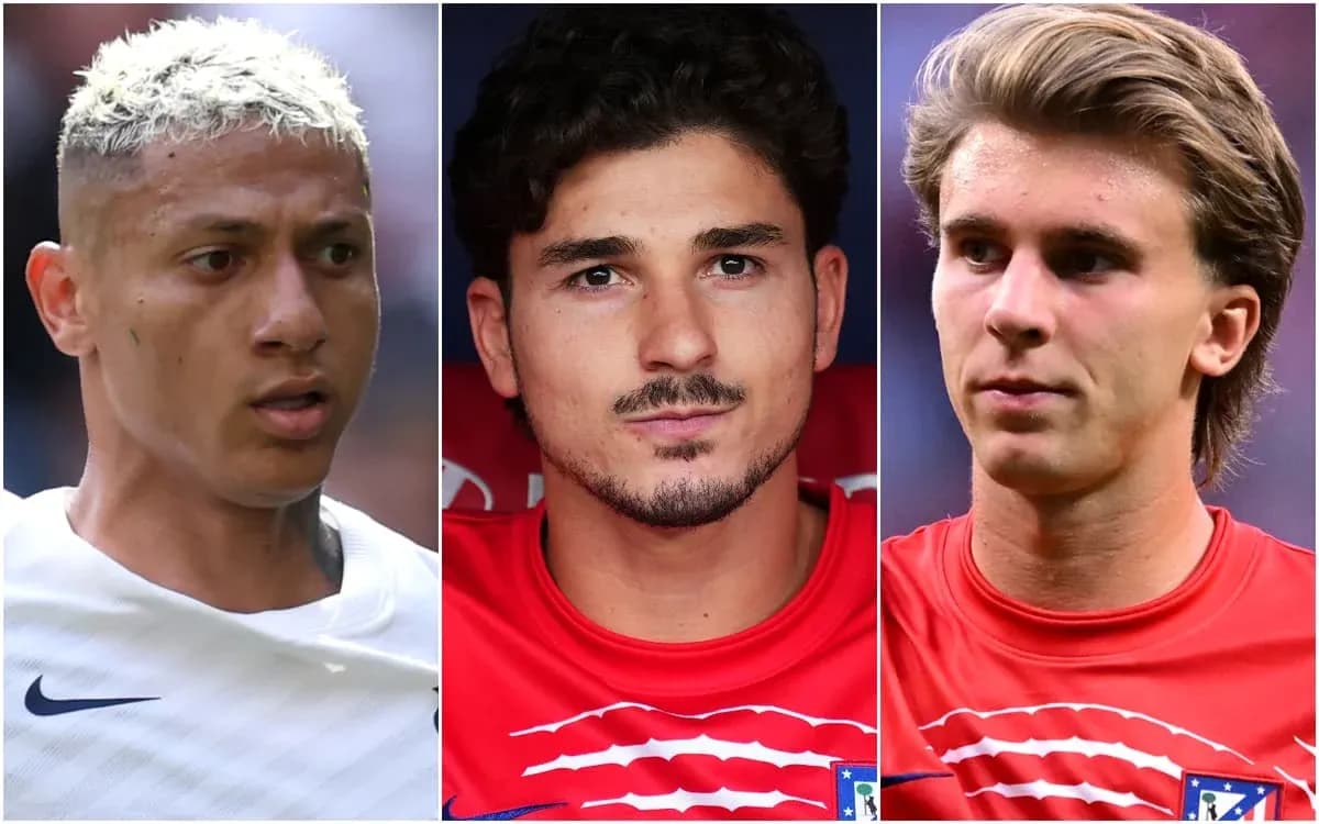 Tres jugadores de fútbol en camisetas de entrenamiento