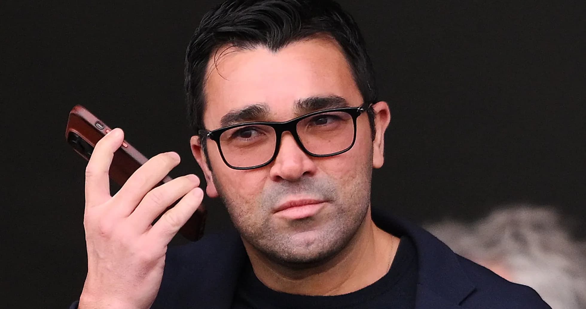 Hombre hablando por teléfono con gafas