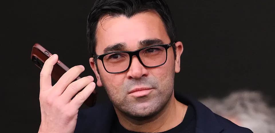 Hombre hablando por teléfono con gafas