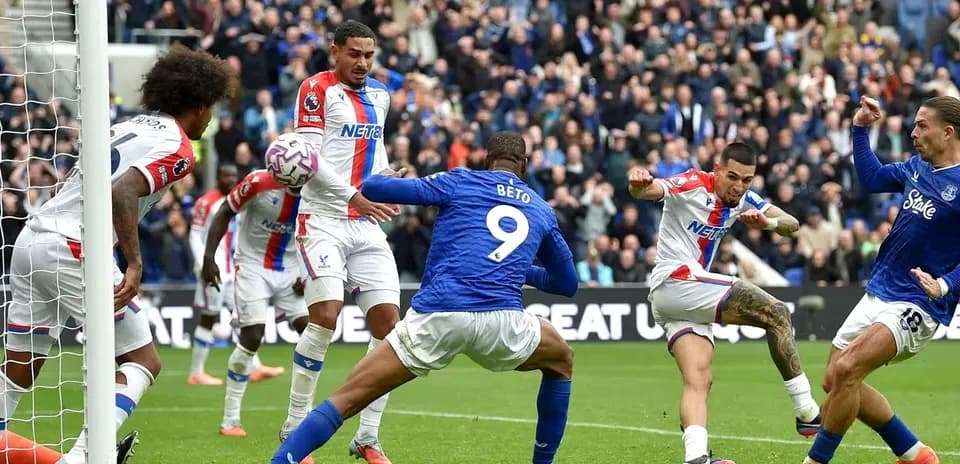 Acción de juego entre Crystal Palace y Everton