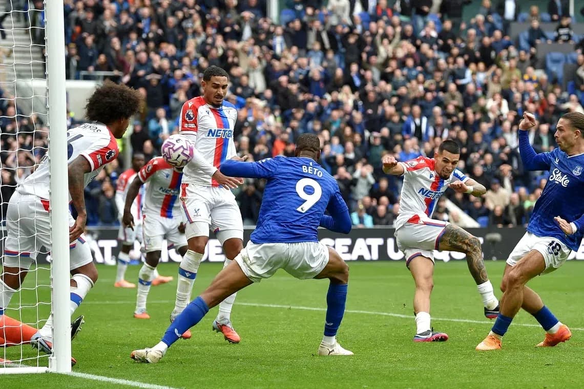Acción de juego entre Crystal Palace y Everton