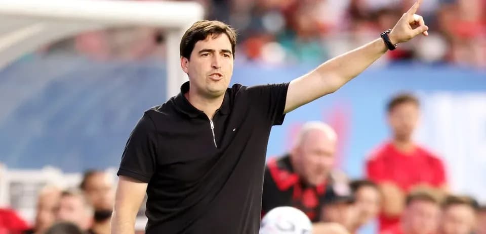 Entrenador dirigiendo desde la línea de banda