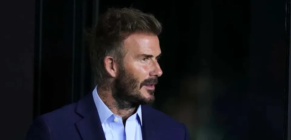 Hombre con traje observando en evento