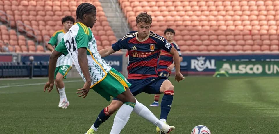 Jugador de Real Monarchs compitiendo por el balón