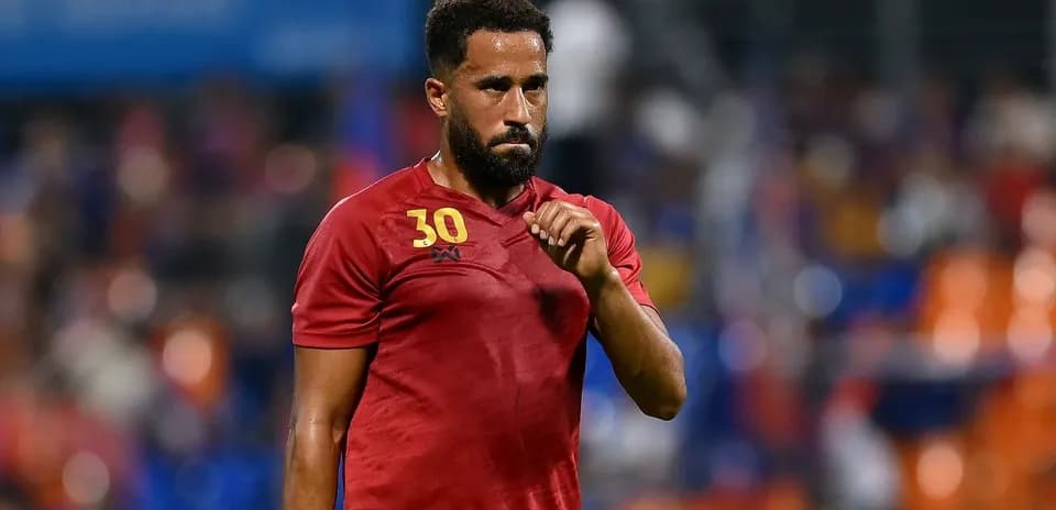 Jugador con camiseta roja durante el partido