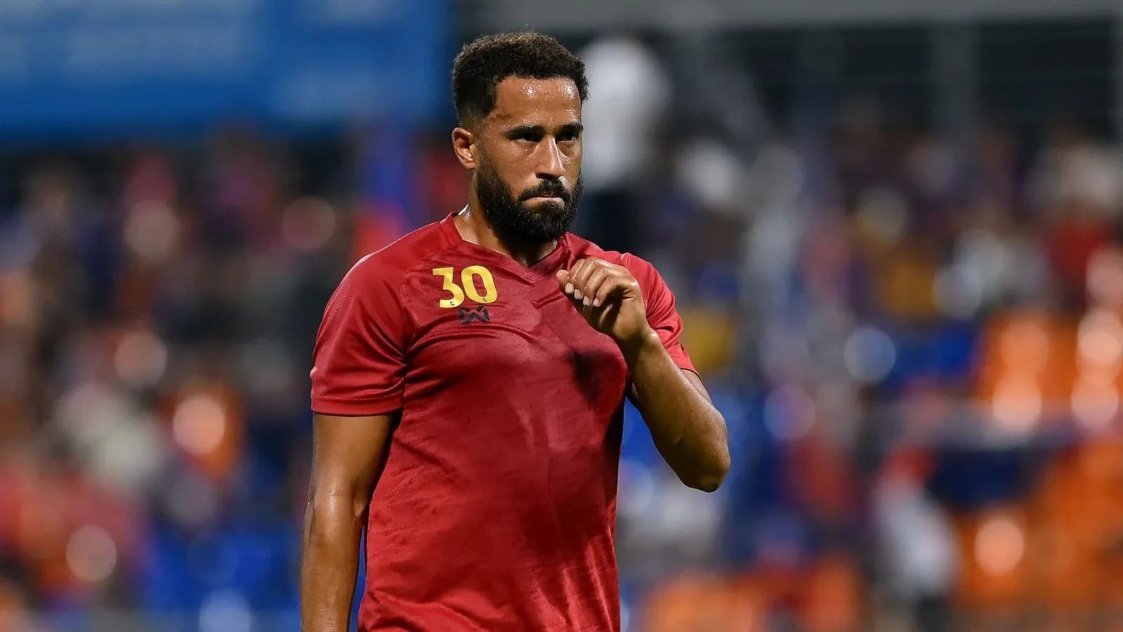 Jugador con camiseta roja durante el partido
