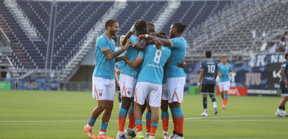 Celebración de gol del Miami FC en el partido