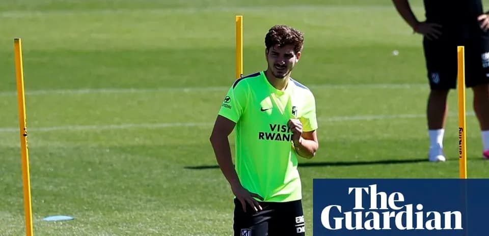 Jugador entrenando en el campo con conos de marcaje