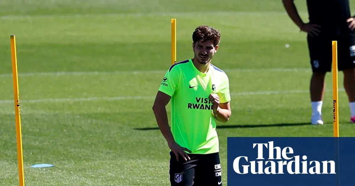 Jugador entrenando en el campo con conos de marcaje