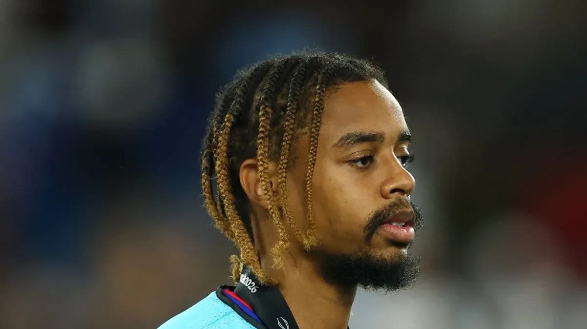Jugador con trenzas durante un evento deportivo