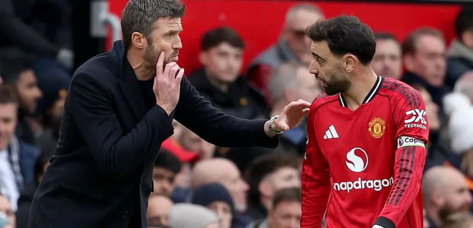 Entrenador conversando con jugador en el banquillo