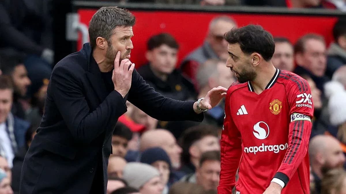 Entrenador conversando con jugador en el banquillo