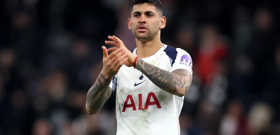 Jugador aplaudiendo a la afición después del partido