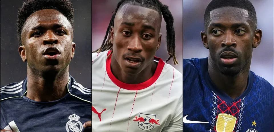 Tres jugadores de fútbol en sus uniformes de equipo