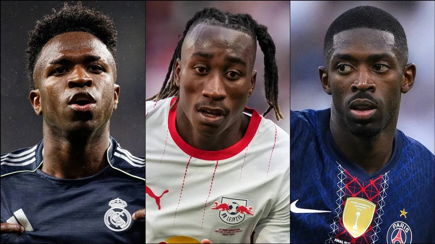 Tres jugadores de fútbol en sus uniformes de equipo