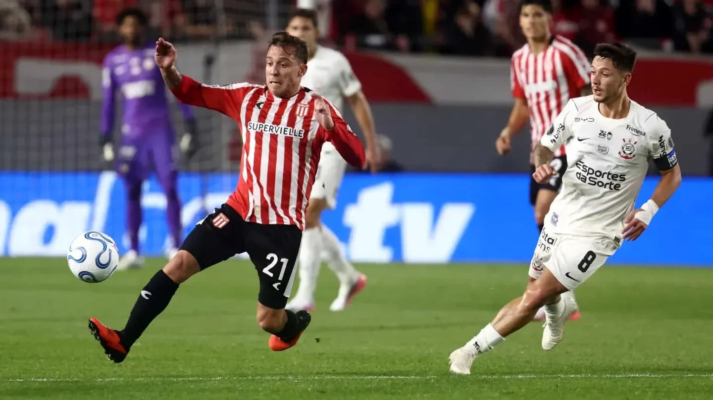 Jugador de Estudiantes L.P. en acción durante el partido