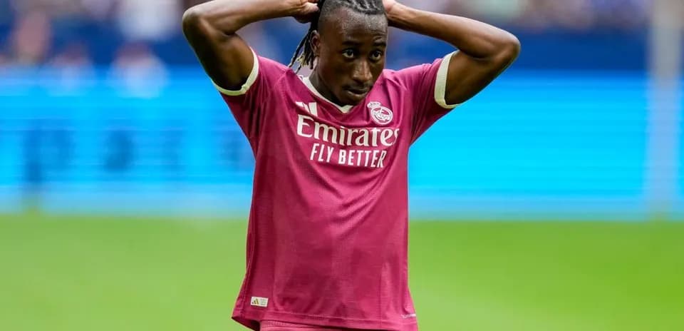 Jugador de Real Madrid con camiseta rosa en acción
