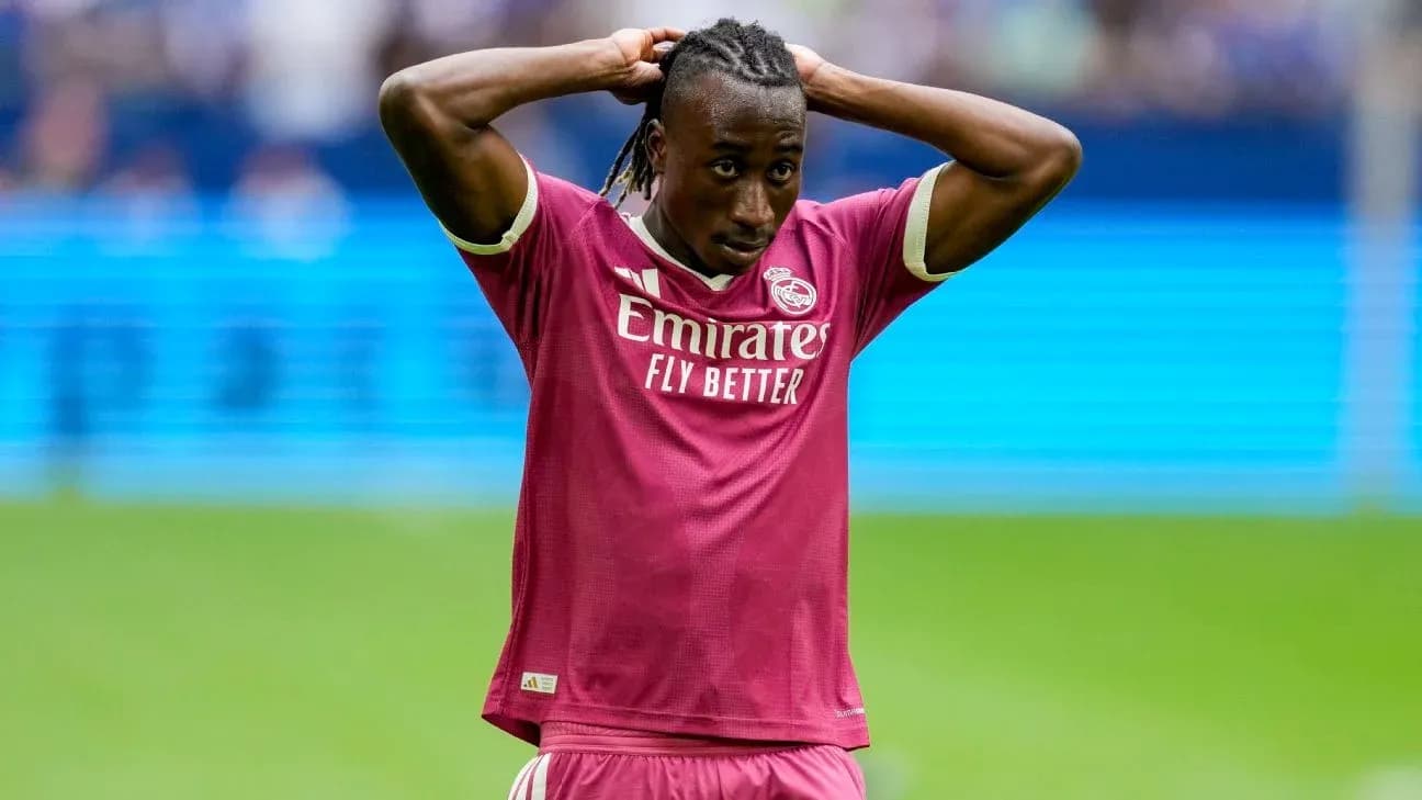 Jugador de Real Madrid con camiseta rosa en acción