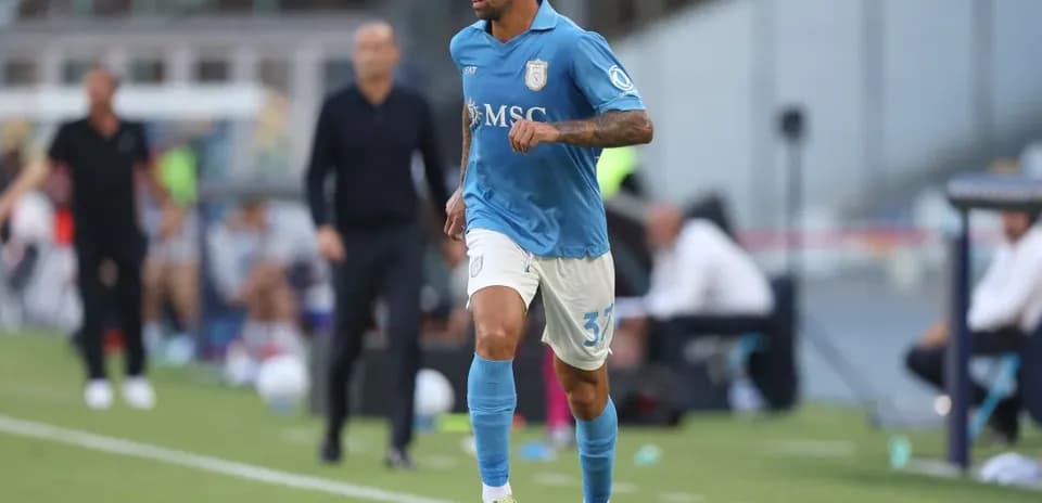 Jugador corriendo con el balón en el campo