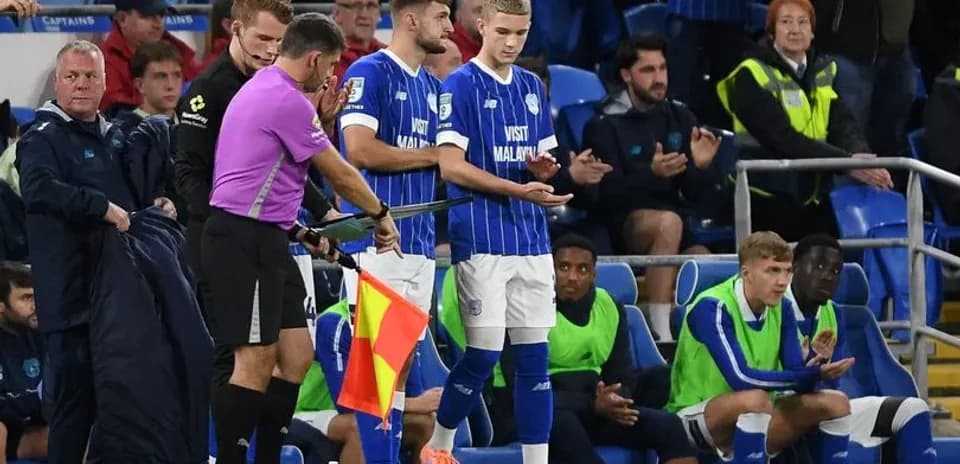 Sustitución de jugador en un partido de fútbol