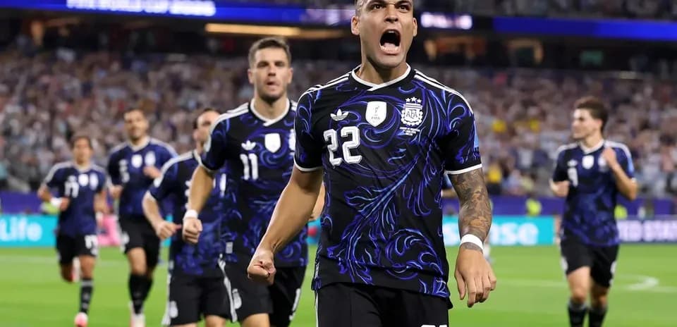 Lautaro Martínez celebrando un gol con compañeros de equipo