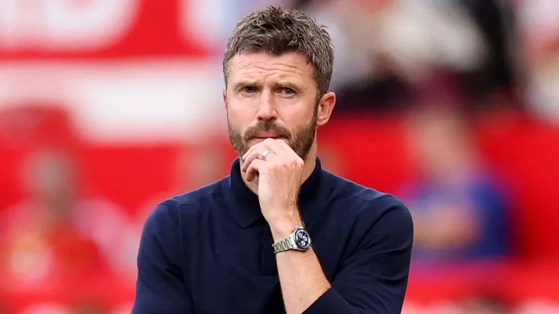 Entrenador observando el partido con expresión pensativa