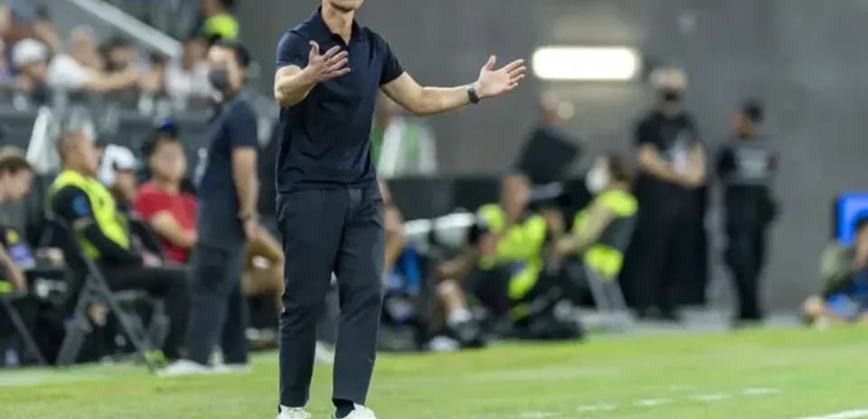 Entrenador dando instrucciones durante el partido