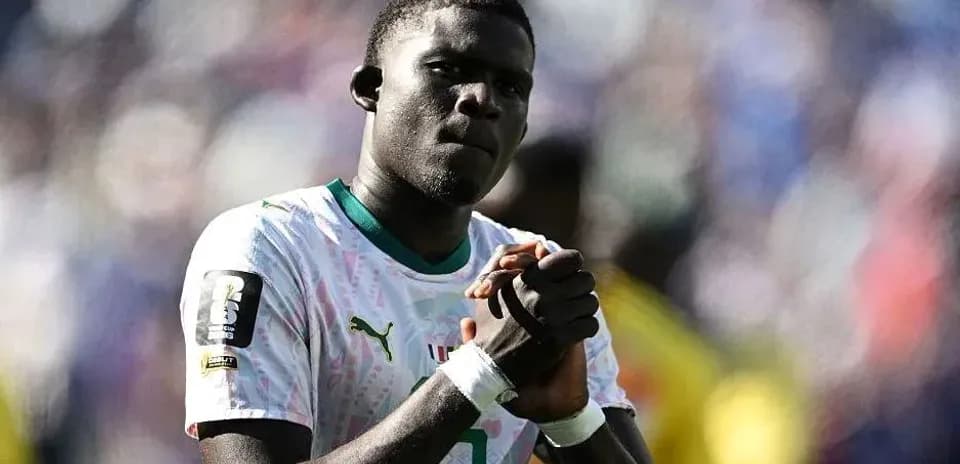 Jugador con camiseta de Senegal en el campo