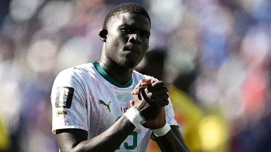 Jugador con camiseta de Senegal en el campo