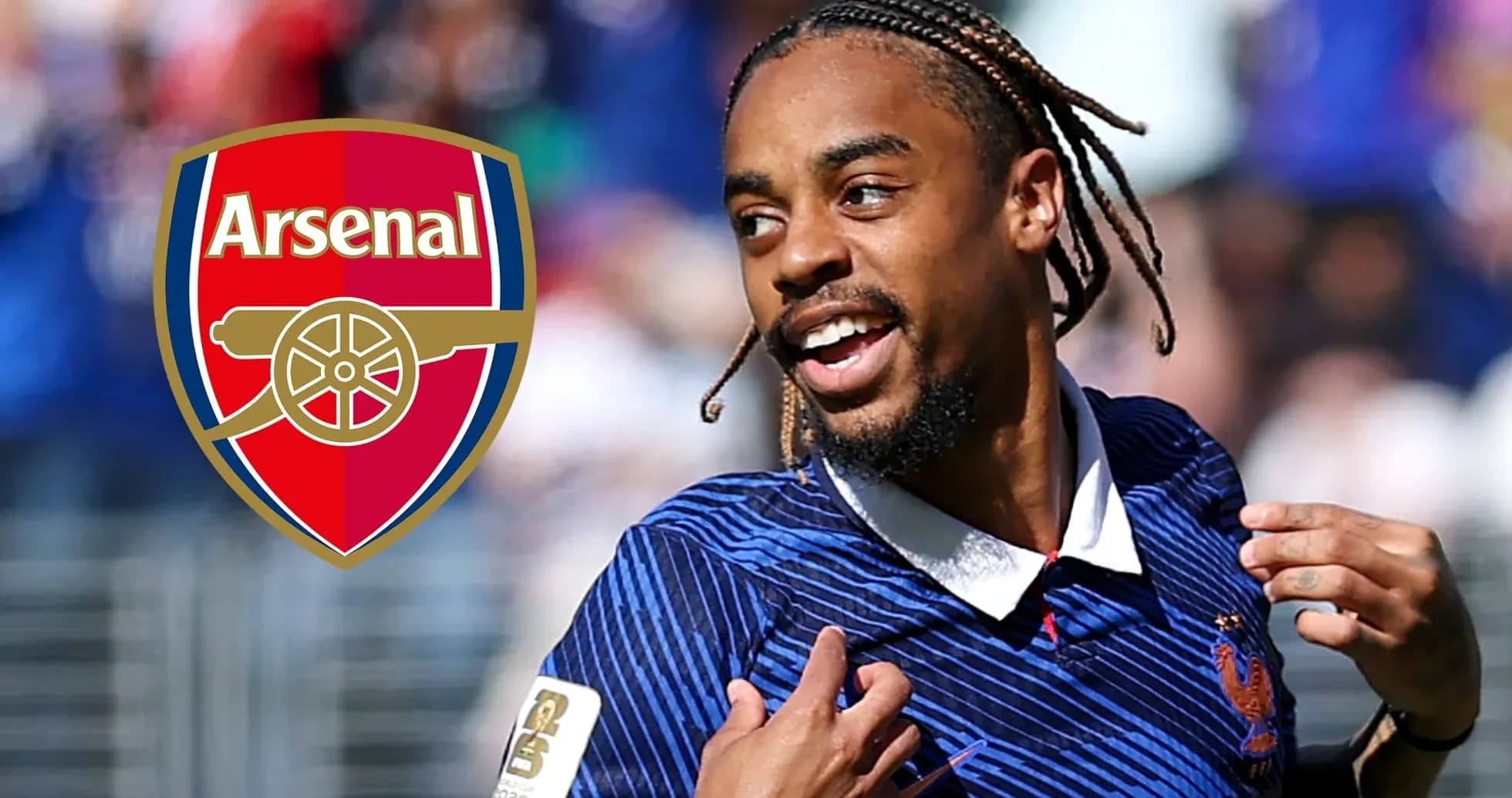 Jugador celebrando con logo de Arsenal de fondo