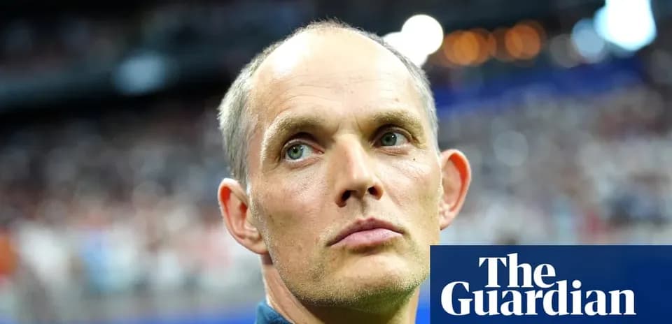Entrenador observando el partido desde la banda